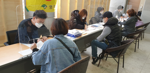 영주시가 긴급생계비 지원 신청을 접수 받고 있다. 영주시 제공