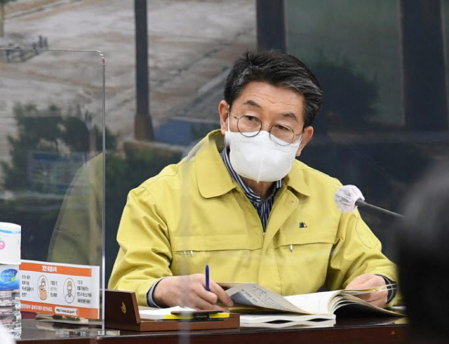 장욱현 영주시장이 경제살리기 대책을 보고 받고 있다.. 영주시 제공