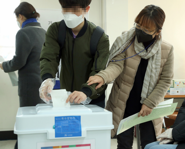 10일 오전 서울 구로구 오류1동 주민자치센터에서 한 시각장애인이 사전투표를 하고 있다. 연합뉴스