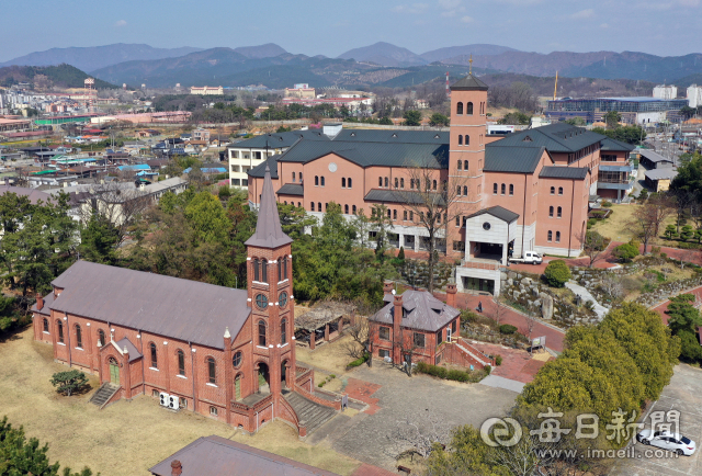 성 베네딕도회 왜관 수도원. 한국전쟁으로 흩어졌다가 다시 모인 이북 덕원 수도원과 만주 연길 수도원 수도자들에 의해 1952년에 설립됐다. 김태형 선임기자 thk@imaeil.com
