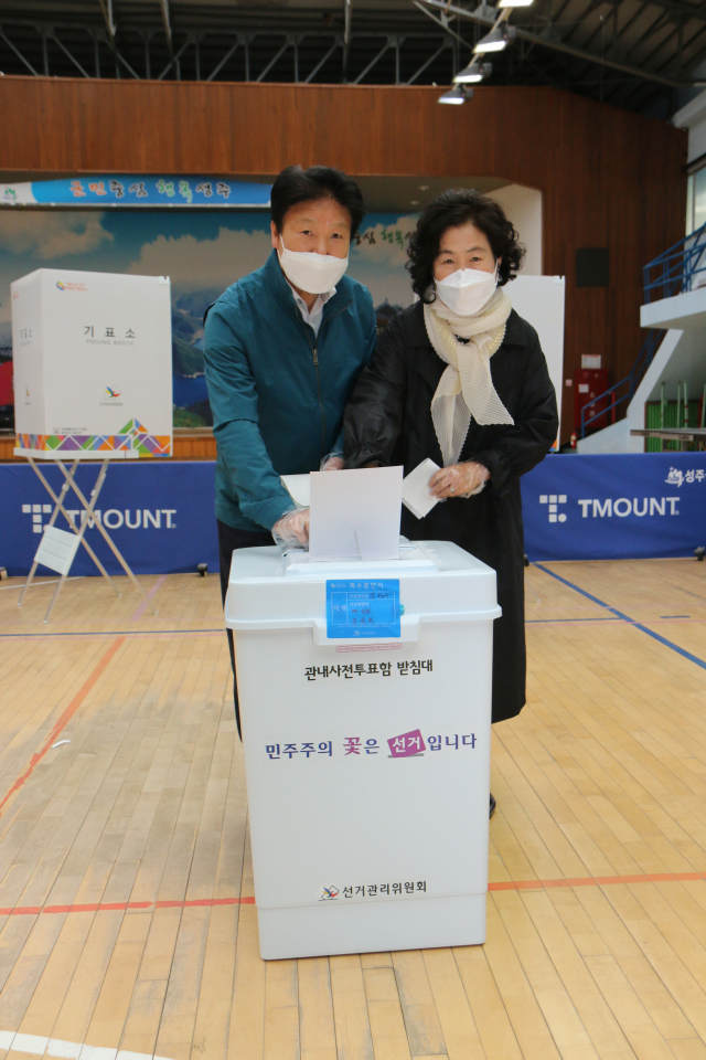 이병환 경북 성주군수 내외가 10일 사전투표를 하고 있다. 매일신문 독자 제공