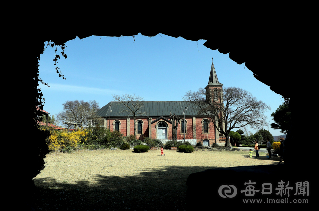 칠곡 가실성당 성모당에서 바라본 가실성당. 우리나라 11번째 성당이자, 계산성당에 이은 대구교구 두 번째 성당이다. 6·25 전쟁 중에도 야전병원으로 쓴 덕분에 큰 피해 없이 옛 모습을 간직하고 있다. 추기경의 아버지가 큰 딸의 세례를 받게 한 곳도 여기다. 김태형 선임기자 thk@imaeil.com