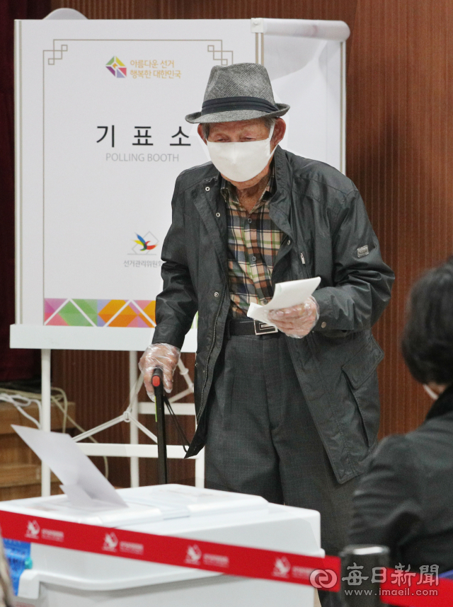 제21대 국회의원선거 사전투표 첫날인 10일 안동시 길안면 길안종합복지회관 홍보관에 마련된 사전투표소에서 유권자가 소중한 한 표를 행사하고 있다. 성일권 기자 sungig@imaeil.com