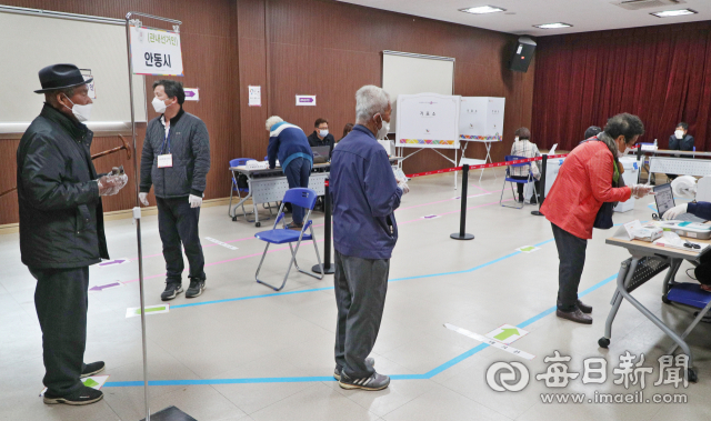 제21대 국회의원선거 사전투표 첫날인 10일 안동시 길안면 길안종합복지회관 홍보관에 마련된 사전투표소에서 유권자들이 사회적 거리두기를 유지하며 투표를 하고 있다. 성일권 기자 sungig@imaeil.com