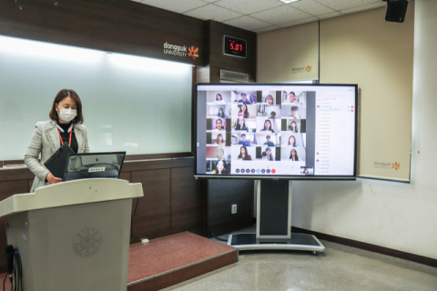 동국대 경주캠퍼스 이현정 전략홍보팀장이 9일 오후 온라인으로 학생홍보대사 오리엔테이션을 진행하고 있다. 동국대 경주캠퍼스 제공