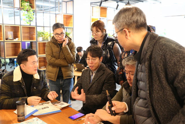 지난해 11월 대구대 창업패키지 사업 참여 기업 및 대학 관계자들이 해외 판로 개척을 위해 중국 환구홈쇼핑 MD(상품기획자)를 만나 회의를 하고 있다. 대구대 제공