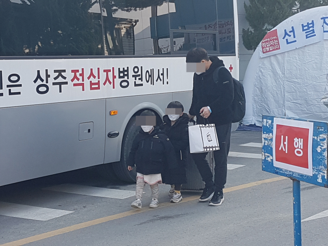 지난 2월 29일 오후 3시 30분쯤 상주 일가족 확진자 중 남편 A(37)씨가 3살 5살 난 두 아들과 함 께 입원을 위해 상주적십자병원으로 들어서고 있다. 고도현 기자