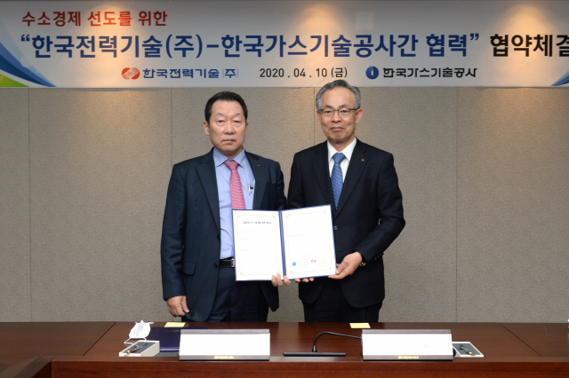 이배수(왼쪽) 한국전력기술 사장과 고영태 한국가스기술공사 사장이 10일 