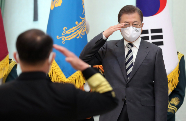 문재인 대통령이 10일 오후 청와대에서 부석종 해군참모총장의 진급 및 보직신고를 받고 있다. 연합뉴스