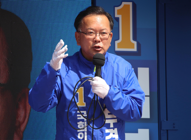4.15 총선에서 대구 수성구갑에 출마한 더불어민주당 김부겸 후보가 9일 수성구 만촌동 일대에서 주민들에게 지지를 호소하고 있다. 연합뉴스