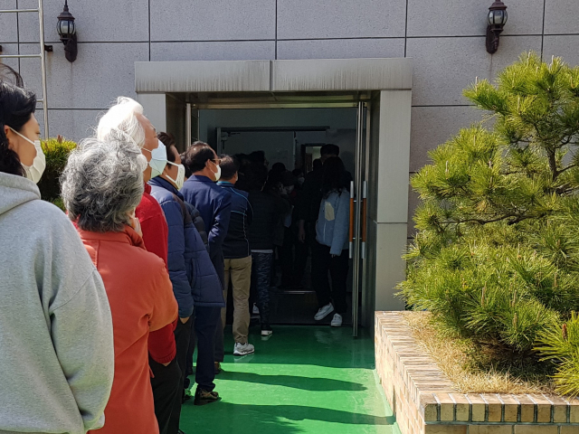 10일 오후 포항 남구 한 사전투표소의 좁은 입구에 시민들이 밀집해 줄을 서 있다. 배형욱 기자