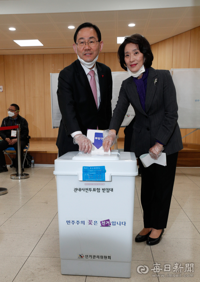제21대 국회의원 선거 대구 수성갑에 출마한 미래통합당 주호영(왼쪽) 후보가 10일 만촌1동 행정복지센터에 마련된 사전투표소에서 부인 김선희 씨와 함께 투표를 하고 있다. 우태욱 기자 woo@imaeil.com
