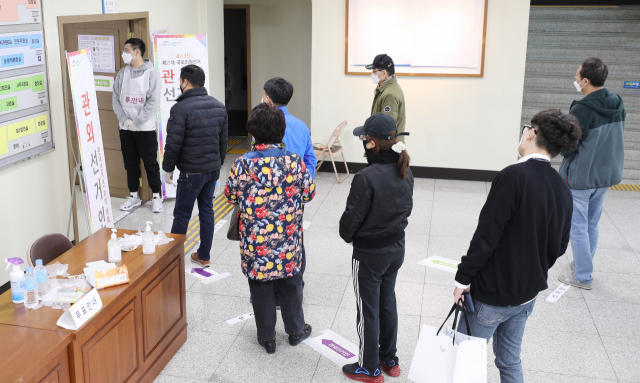 제21대 국회의원선거 사전투표가 시작된 10일 오전 대구 수성구 범어동 수성구의회에 마련된 사전투표소에서 시민들이 투표를 하고 있다. 김영진 기자 kyjmaeil@imaeil.com