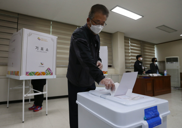 제21대 국회의원선거 사전투표가 시작된 10일 오전 대구 수성구 범어동 수성구의회에 마련된 사전투표소에서 시민들이 투표를 하고 있다. 김영진 기자 kyjmaeil@imaeil.com
