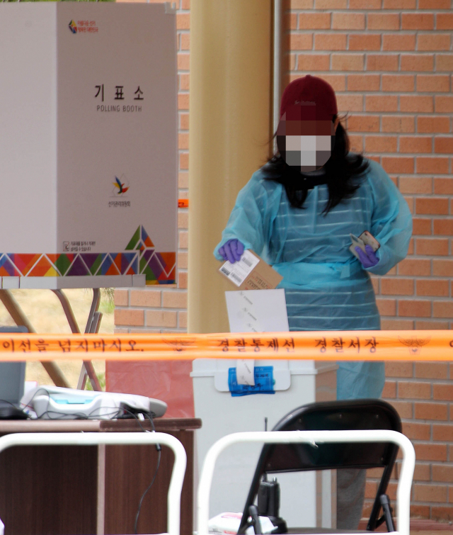 제21대 국회의원선거 사전투표가 시작된 10일 오후 대구 동구 중앙교육연수원 코로나19 경증환자 생활치료센터에 마련된 사전투표소에서 확진자들이 사전투표를 하고 있다. 김영진 기자 kyjmaeil@imaeil.com