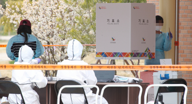 제21대 국회의원선거 사전투표가 시작된 지난 10일 오후 대구 동구 중앙교육연수원 코로나19 경증환자 생활치료센터에 마련된 사전투표소에서 확진자들이 사전투표를 하고 있다. 김영진 기자 kyjmaeil@imaeil.com