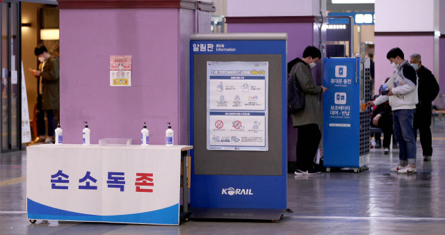 10일 오후 동대구역 대합실에 배치됐던 열화상카메라가 사라지고 손소독제만 덩그러니 남아있다. 김영진 기자 kyjmaeil@imaeil.com