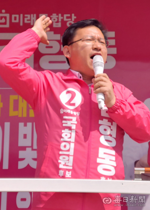 4·15 총선 안동예천에 출마한 미래통합당 김형동 후보가 10일 안동 중앙신시장 유세에서 지지를 호소하고 있다.