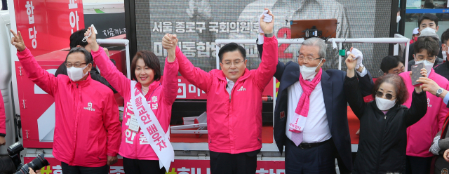 미래통합당 서울 종로 황교안 후보(가운데)와 부인 최지영 씨, 종로 주민인 김종인 총괄선대위원장과 부인 김미경 씨, 신세돈 공동선대위원장(왼쪽)이 6일 서울 종로구 평창동 거리에서 함께 지지를 호소하고 있다. 연합뉴스