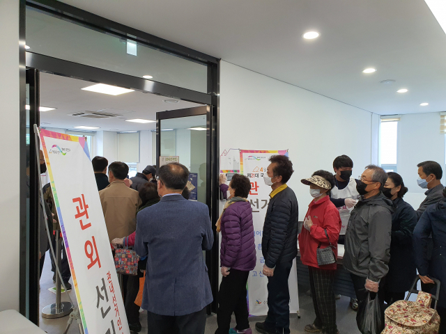 10일 오후 범어2동 행정복지센터에 마련된 사전투표소에 투표를 하러 온 사람들이 줄지어 서 있다. 김지수 기자