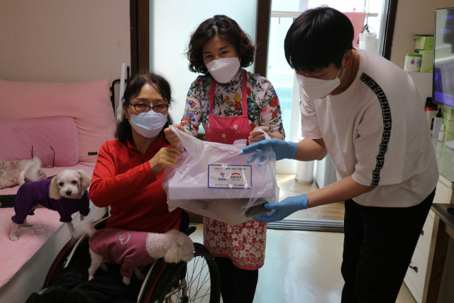 대구 척수장애인 200명 대상 코로나19 극복 든든한끼 도시락 배달. 대구광역시척수장애인협회 제공