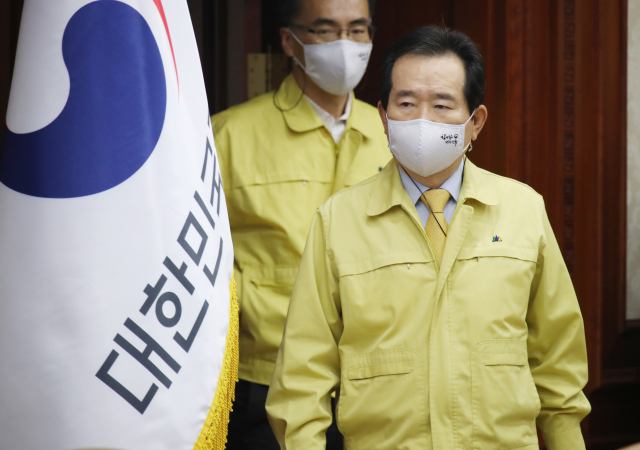 정세균 국무총리가 휴일인 11일 오전 정부서울청사에서 열린 신종 코로나바이러스 감염증(코로나19) 대응 중앙재난안전대책본부 회의에 참석하고 있다. 연합뉴스