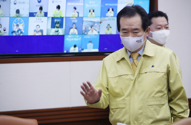 정세균 국무총리가 휴일인 11일 오전 정부서울청사에서 열린 신종 코로나바이러스 감염증(코로나19) 대응 중앙재난안전대책본부 회의에 참석하고 있다. 연합뉴스