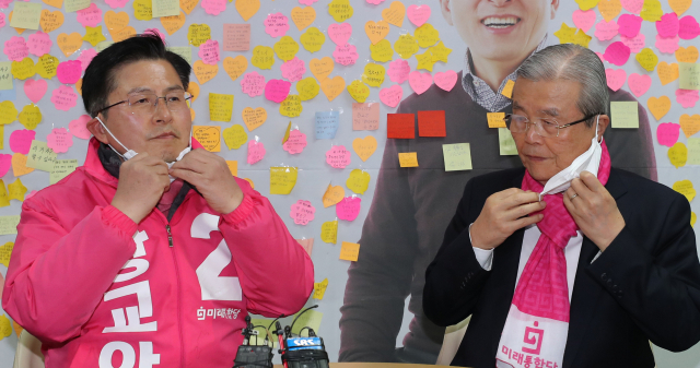 미래통합당 김종인 총괄선대위원장과 황교안 대표가 11일 오전 서울 종로구 황교안 선거사무소에서 회동하며 마스크를 벗고 있다. 연합뉴스