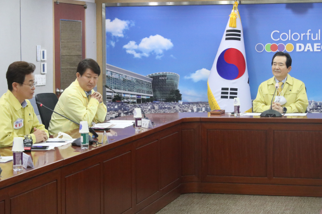 정세균 국무총리가 11일 대구시를 방문해 권영진 대구시장과 이철우 경북도지사와 함께 신종 코로나바이러스 감염증(코로나19) 대응 상황점검을 하고 있다. 연합뉴스