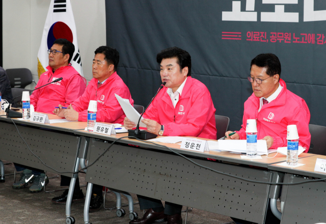 미래한국당이 11일 대구 엑스코에서 현장선거대책회의를 열고 대구 코로나19 성명을 발표했다. 이날 선대위 회의에는 원유철 총괄선대위원장, 김규환 공동선대위원장, 정운천 국민통합단장 등이 참석했다. 우태욱 기자 woo@imaeil.com