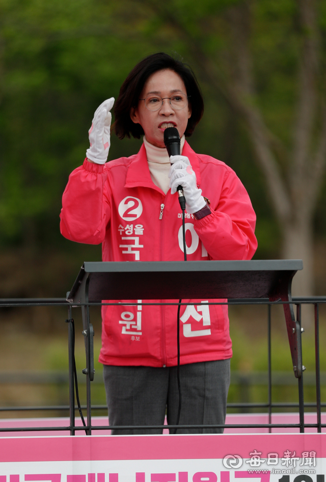 대구 수성을 지역 선거가 보수논객들의 찬조연설로 열기가 더할 전망이다. 왼쪽은 미래통합당 이인선 후보를 지원하기 위한 전원책 씨의 연설 예고. 오른쪽은 무소속 홍준표 후보를 지원하기 위한 정규재 