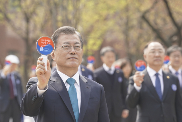 문재인 대통령이 11일 서대문독립공원 어울쉼터에서 열린 제101주년 대한민국임시정부 수립 기념식 및 기념관 기공식에서 참석자들과 기념봉의 버튼을 눌러 기공 선포를 하고 있다. 연합뉴스