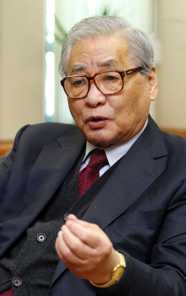 노태우 정부 시절 국무총리로 재직했던 정원식 전 총리가 별세했다. 향년 91세. 12일 의료계 등에 따르면 정 전 총리의 빈소가 이날 서울아산병원 장례식장에 차려졌다. 서울대 사범대 교수 출신인 정 전 총리는 한국교육학회 회장, 문교부 장관 등을 역임했으며 노태우 정부 시절인 1991∼1992년 총리를 지냈다. 사진은 지난 2011년 서울 대방동 유한재단 이사장실에서 남북기본합의서 체결 20주년을 앞두고 인터뷰 하고 있는 정 전 총리 모습. 연합뉴스