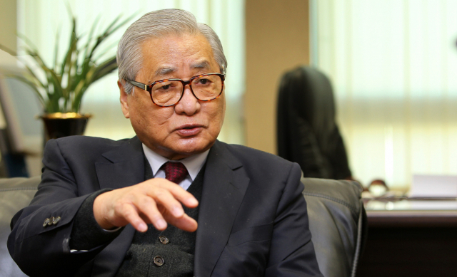 노태우 정부 시절 국무총리로 재직했던 정원식 전 총리가 별세했다. 향년 91세. 12일 의료계 등에 따르면 정 전 총리의 빈소가 이날 서울아산병원 장례식장에 차려졌다. 서울대 사범대 교수 출신인 정 전 총리는 한국교육학회 회장, 문교부 장관 등을 역임했으며 노태우 정부 시절인 1991∼1992년 총리를 지냈다. 사진은 지난 2011년 서울 대방동 유한재단 이사장실에서 남북기본합의서 체결 20주년을 앞두고 인터뷰 하고 있는 정 전 총리 모습. 연합뉴스