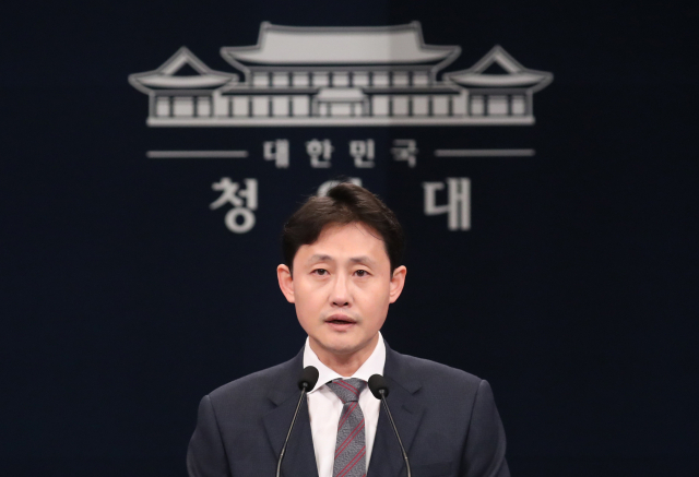 윤재관 청와대 부대변인이 12일 오후 춘추관 대브리핑룸에서 코로나19 치료제·백신개발 범정부 지원단 구성 및 아세안+3 특별 화상 정상회의 관련 브리핑을 하고 있다. 연합뉴스