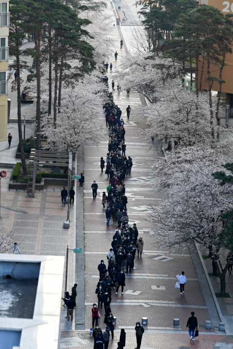 지난달 25일 대구 북구 소상공인시장진흥공단 대구북부센터 앞에서 1천여 명의 소상공인들이 금융지원을 위해 줄을 선 모습. 매일신문 DB