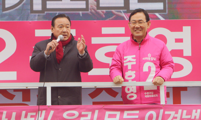 이완구 전 국무총리가 12일 주호영 미래통합당 후보(수성갑) 지원 유세를 펼치면서 문재인 정부를 강력 비난했다. 캠프 제공