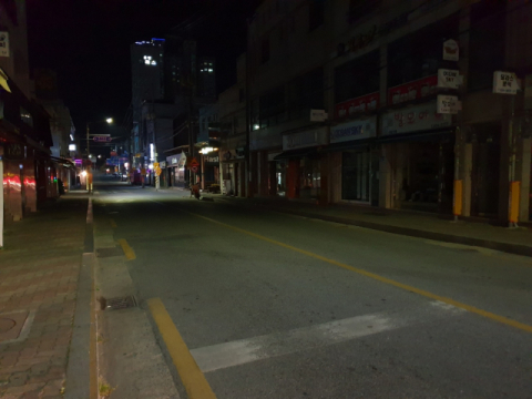경북 예천군에서 코로나19 확진자가 잇따라 나오면서 지난 11일 저녁 예천읍 2중심지역 상가는 인적이 끊겼다. 윤영민 기자