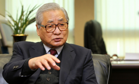 노태우 정부 시절 국무총리로 재직했던 정원식 전 총리가 별세했다. 향년 91세. 12일 의료계 등에 따르면 정 전 총리의 빈소가 이날 서울아산병원 장례식장에 차려졌다. 서울대 사범대 교수 출신인 정 전 총리는 한국교육학회 회장, 문교부 장관 등을 역임했으며 노태우 정부 시절인 1991∼1992년 총리를 지냈다. 사진은 지난 2011년 서울 대방동 유한재단 이사장실에서 남북기본합의서 체결 20주년을 앞두고 인터뷰 하고 있는 정 전 총리 모습. 연합뉴스