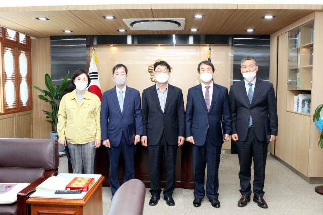9일 2019년 회계연도 결산검사 위원회 위원들이 위촉장을 수여받고 함께 사진 촬영을 했다. 예천군의회 제공