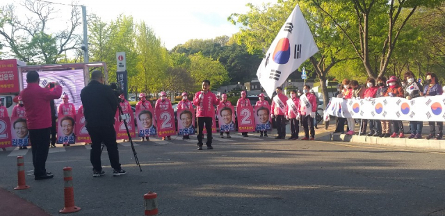 김용판 통합당 후보의 주말 유세현장