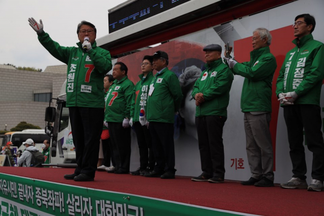 조원진 우리공화당 후보가 두류공원에서 대규모 합동 연설을 하고 있다.