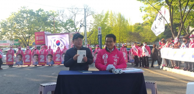 김용판 통합당 후보가 두류공원에서 