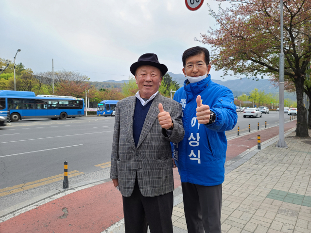 지난 10일 순돌이 아빠 임현식(왼쪽) 씨가 이상식 더불어민주당 후보(대구 수성을)를 찾아지원유세를 하며 시민들에게 지지를 호소했다. 이상식 후보 캠프 제공