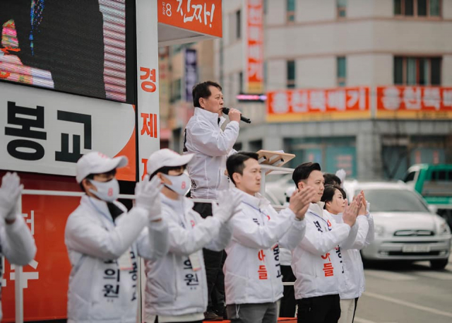 김봉교 무소속 후보와 가족이 함께 유세를 하며 지지를 호소하고 있다. 캠프 제공