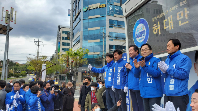 이낙연 민주당 공동 선대위원장이 13일 포항기청 앞에서 허대만, 오중기 후보의 지원 유세를 펴고 있다. 이상원 기자