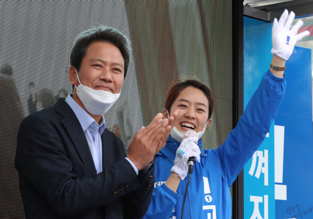 21대 총선 서울 광진을에 출마한 더불어민주당 고민정 후보가 12일 오전 서울 광진구 롯데백화점 스타시티점 앞에서 유권자들을 향해 지지를 호소하고 있다. 왼쪽은 지원 유세나온 임종석 전 청와대 비서실장. 연합뉴스