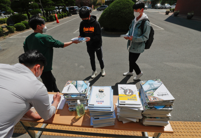 대구시 중구 동인동 한 안심식당에서 손님들이 한쪽 방향으로 띄엄띄엄 앉아 식사하고 있다.매일신문 DB