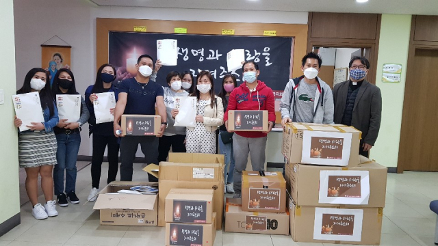 구미가톨릭근로자문화센터 관계자들이 구미·김천·칠곡 지역의 외국인근로자 및 난민 가정에 코로나19 극복 방역물품 및 긴급 생필품을 전달하고 있다. 구미가톨릭근로자문화센터 제공