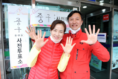 권택기 무소속 후보 부부가 사전투표를 마치고 자신의 번호 10번을 손가락으로 내보이고 있다. 권택기 후보 캠프 제공